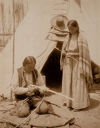 Anonimo - Indiani intagliano un arco, 1904