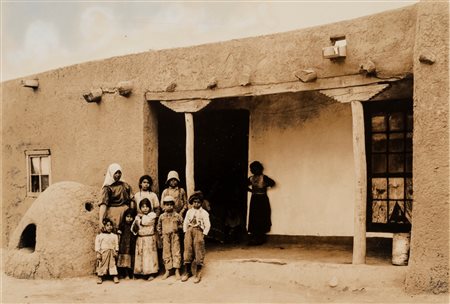 Anonimo - Ad Agua Fria, una famiglia in posa davanti a una casa in mattoni di fango, New Mexico, 1912