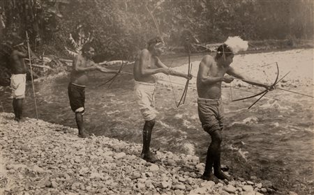 Anonimo - Costa Rica, indiani Talanca mentre pescano, 1925