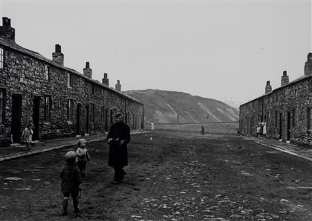 Gisele Freund (1908 - 2000)  - Jouer d'accordéon Jarrow-on-Tyne, 1935