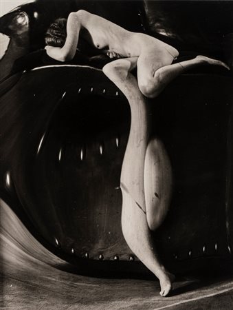 André Kertész (1894 - 1985)  - Distortion #60, Paris, 1933