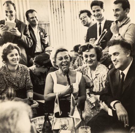 Mikhail Ozersky (attribuito a) (1898 - 1968)  - Julietta Masina and Federico Fellini at press conference in Moscow, 1965