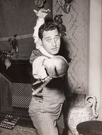 Pierluigi Praturlon (1924 - 1999)  - Alberto Sordi in "L'Arte di arrangiarsi", 1954