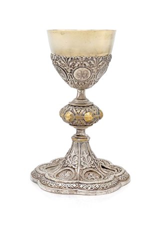 Antico calice liturgico in metallo e metallo argentato, con monete e piede...