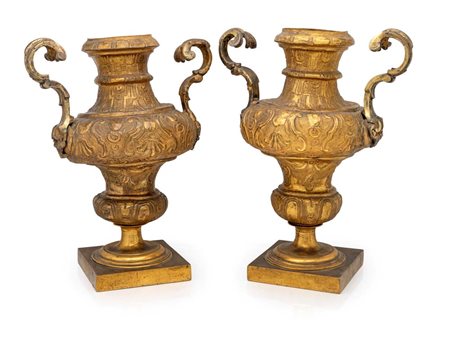 Coppia di vasi in rame sbalzato e bronzo dorato, XVII secolo cm 30x24x15,5...