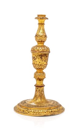 Piede di calice in rame dorato ed inciso, XVII secolo altezza cm 21 stelo a...