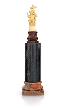 Piccola scultura in avorio raffigurante il Redentore Infante su colonnina di...