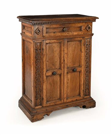Credenzino in noce, Toscana, XVII secolo cm 88x69x35 piano rettangolare con...