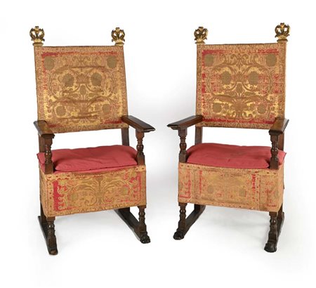 Coppia di seggioloni in noce con fiamme intagliate e dorate, Roma, XVII...