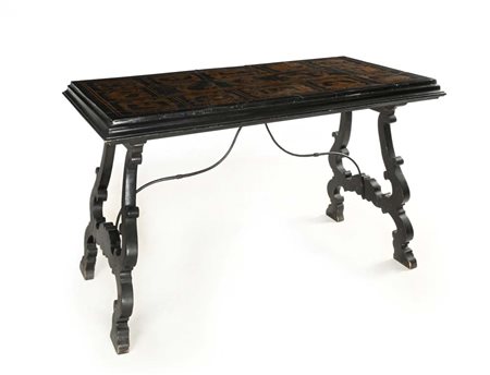 Tavolo in legno ebanizzato, XVII secolo cm 87x153x77 con piano rettangolare...