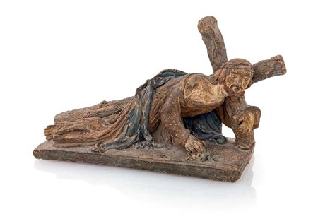 Gesù prostrato sotto il peso della croce cm 21x40x14 la scultura raffigura...