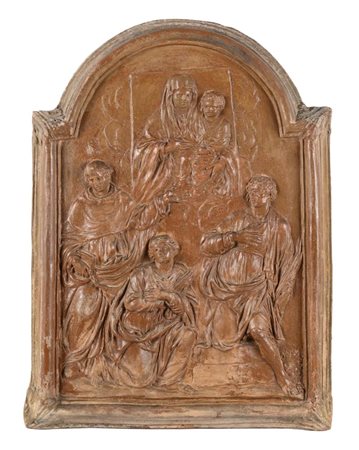 Madonna col Bambino e Santi cm 56x42x5 c. Placca centinata entro cornice...