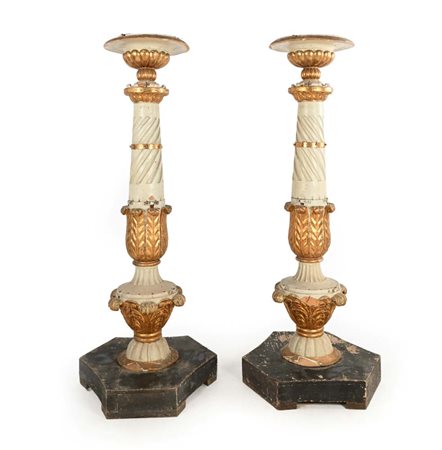Coppia di maestose torciere in legno intagliato, laccato e dorato, XVIII...