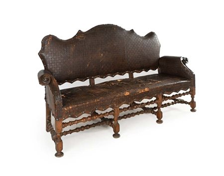 Divano in noce rivestito in cuoio, Italia settentrionale, XVII secolo cm...
