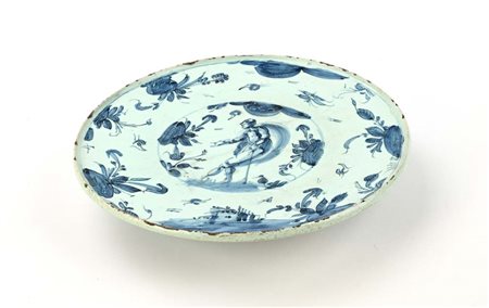 Alzatina in maiolica bianca e blu, Savona, fine XVII/inizio XVIII secolo cm...