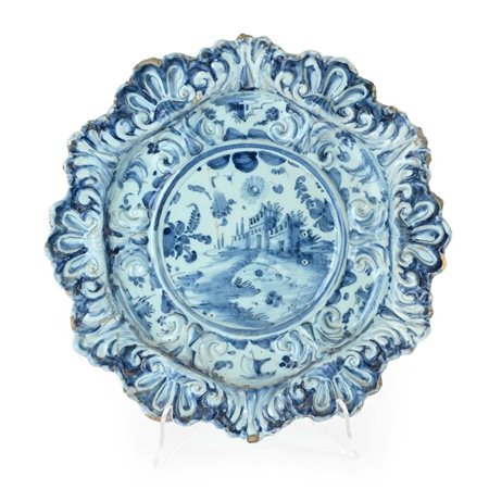 Grande piatto in maiolica decorato in blu su fondo berettino, Savona, fine...