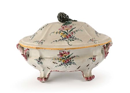 Zuppiera in maiolica policroma decorata "al fiorazzo", attribuibile alla...