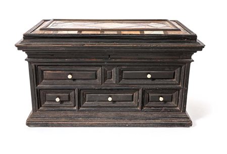 Stipo il legno ebanizzato con piano in commesso di marmi antichi, XVII secolo...