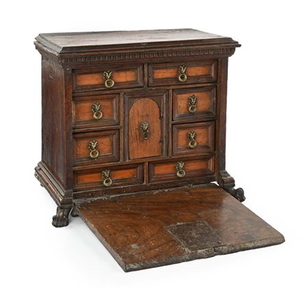 Piccolo monetiere in noce e radica, XVII secolo cm 25x28,5x17 di forma...