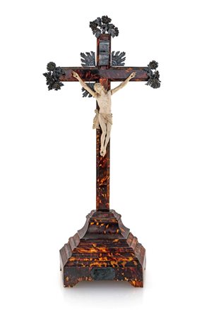 Cristo in avorio con croce in tartaruga e terminali in lamina d'argento,...