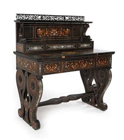 Scrivania da centro con alzata decorata da eleborati intarsi, Firenze,...