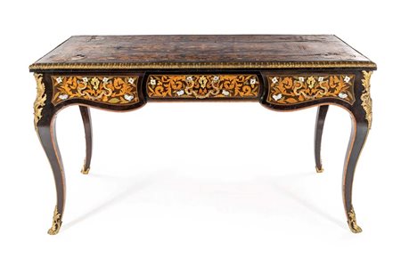 Scrivania da centro intarsiata in legni vari e madreperla, attribuibile alla...