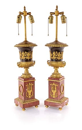 Coppia di lampade da tavolo in marmo e bronzo brunito e dorato, Francia, XIX...