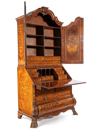 Cassettone a ribalta con alzata in legno intarsiato, Olanda, seconda metà del...