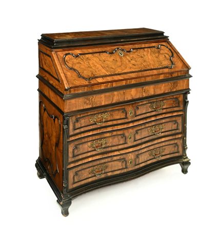 Cassettone a ribalta in noce e radica, Lombardia, XVIII secolo cm 111x105x54...