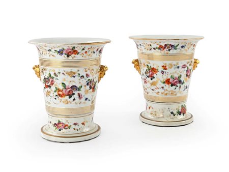 Coppia di cache pots in porcellana bianca con fiori variopinti ed anse...