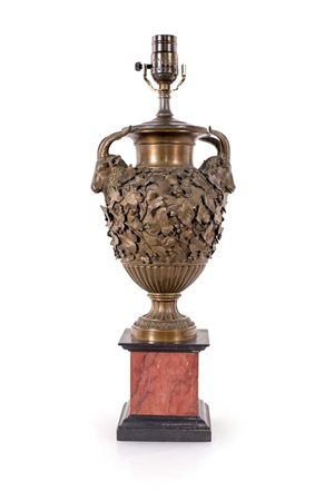 Vaso in bronzo patinato ricoperto da foglie d'edera rilevate altezza cm 50...
