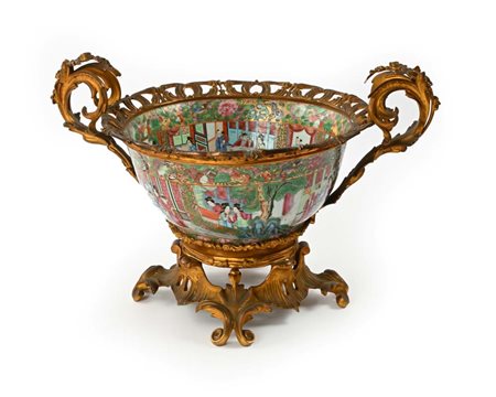 Centrotavola in porcellana cinese di Canton con montatura in bronzo dorato,...
