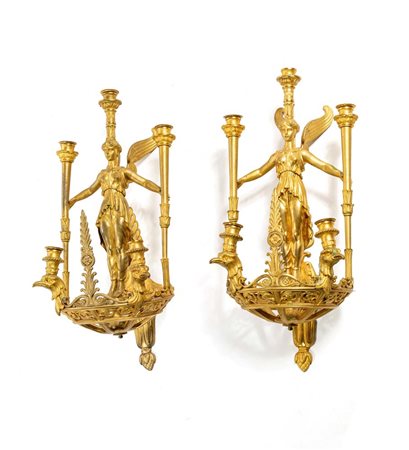 Coppia di grandi appliques in bronzo dorato a cinque luci con figure di...