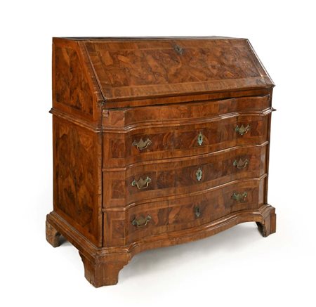 Bureau in noce e radica, Veneto, XVIII secolo cm 106x108x55 all'interno uno...