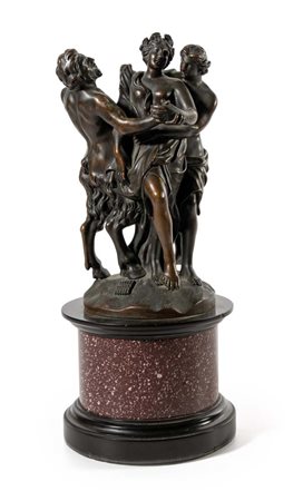 Gruppo in bronzo brunito raffigurante Apollo una ninfa ed un satiro, XIX...
