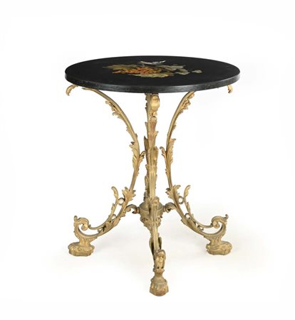 Tavolino in bronzo dorato con piano circolare in marmo nero intarsiato, XIX...