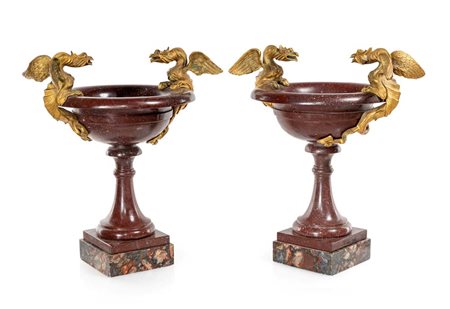 Coppia di coppe in porfido e marmo africano con grifoni fantastici in bronzo...