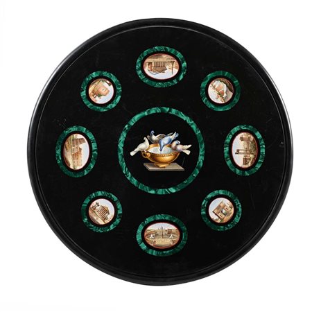 Piano circolare in marmo nero con inserti in mosaico minuto racchiusi da...