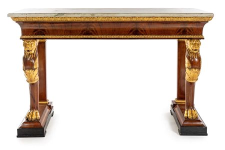 Console in piuma di mogano, dorata lungo i profili ed i rilievi ornamentali,...