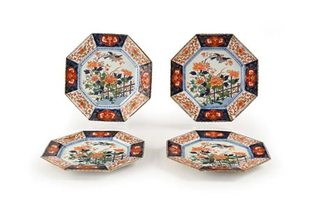 Quattro piatti ottagonali in porcellana, Giappone, periodo Meiji (1868-1912)...