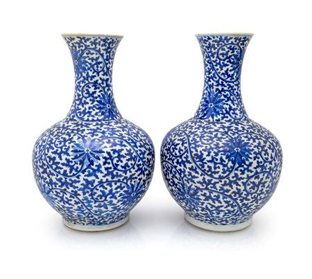 Coppia di vasi in porcellana bianca e blu cobalto, Cina, dinastia Qing, XIX...