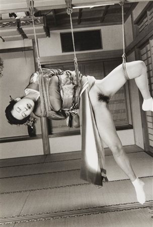 Araki Nobuyoshi (Tokio 1940) Senza titolo;Fotolitografia in b/n applicata su...