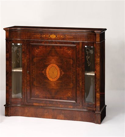 Anonym/Anonimo Credenza in stile Vittoriano, inizio ’900;In radica di noce...