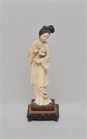 Anonym/Anonimo Dama di corte asiatica, XIX secolo;Avorio, capelli anneriti,...