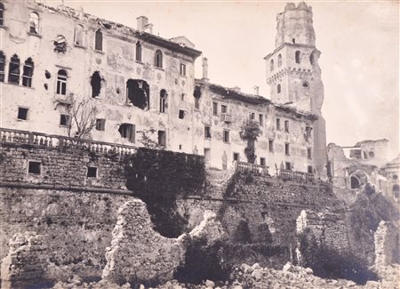 Anonym/Anonimo Fotografie di edifici danneggiati dalla guerra, 1917/1918;sul...
