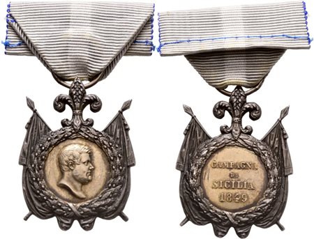 NAPOLI. REGNO DELLE DUE SICILIE. Ferdinando II di Borbone (1830-1859). Medaglia per la Campagna di Sicilia del 1849 per ufficiali "Classe argento con centro oro"