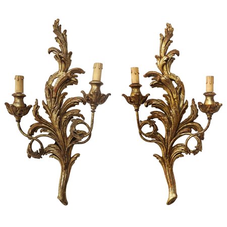 Coppia di appliques in legno dorato a due luci
