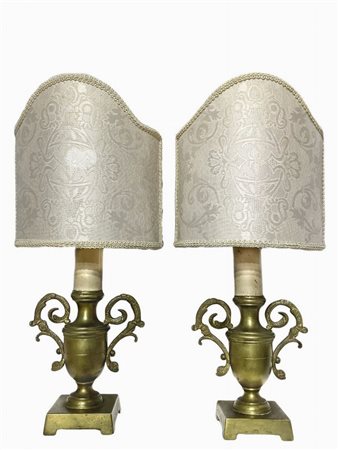 Coppia di piccoli lumi in bronzo dorato a forma di anfore, con ventole, 19° secolo