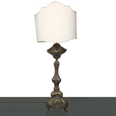 Lume con base in metallo argentato, 19° secolo