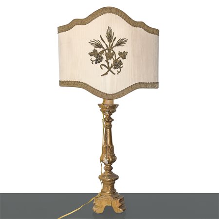 Lume in legno dorato con base tripode 